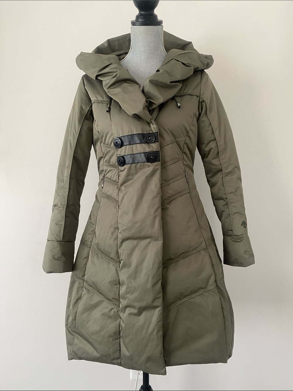 Descente Olive Green Hooded Puffer Coat Sz 6 Military Contemporary Edgy Chic